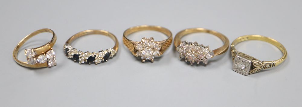 An 18ct & plat illusion-set diamond ring and four assorted 9ct gold rings